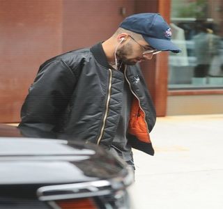 — Totuşi, mărcile lui oferite prin intermediul buzelor peste corpul ei nu se opresc căci din nou; reia mersul: începând cu gâtul, continuând cu pieptul, linia dintre sâni şi finisând (încă la fel de lent) cu unele plasate peste suprafaţa abdomenului acesteia. Poziţia lui trece totodată printr-o
