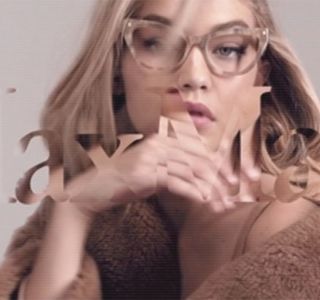 —  În care se trezise, ţinând cont de faptul că era destul de devreme, astfel că, să îşi; înceapă dimineaţa în acest fel nu era un lucru obişnuit pentru ea, însă...blondina se adaptează rapid, după câte se vede. Prin urmare, regăsită în situaţia curentă, spatele şi-l arcuieşte
