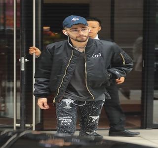 — Îi răsare-n minte. Concluzia? Totul ar trebui să se petreacă cumva pe repede înainte.; Aşadar, câteva secunde mai târziu, îşi retrage chipul din dreptul zonei ei intime şi printr-o mişcare propulsată de către propriile-i palme, revine deasupra corpului ei, la aproape acelaşi nivel cu
