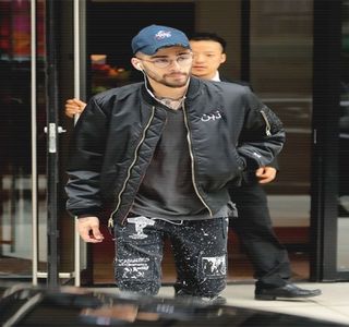 — Chipul blondinei. Iniţial, buzele i le sărută, dar ulterior, îşi susţine câţiva cm mai sus corpul; într-o singură palmă în timp ce cealaltă circulă tot mai jos printre corpurile amândurora până ce respectiva sfârşeşte peste zona ei intimă. Produce din nou o mişcare circulară, repetitivă, viteza
