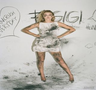 —  Dată fiind poziţia curentă (cea datorită căreia  fusta îi ajunsese ridicată peste abdomen),; îşi permite astfel coborârea privirii, având astfel vizibilitate asupra pătrunderilor propriu-zise, lucru de asemenea posibil în urma suspendării picioarelor şi susţinute de către propriile palme.
