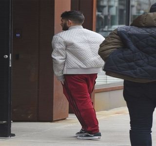 — Sunetele ce ajung eliberate printre buzele iubitei sale parcă devin un adevărat imbold; pentru el, mai ales în privința stării pe care o căpătase în ultimele minute: cea de excitare. Desigur, inițial menține un ritm destul de lent, pentru a nu-i creea blondei vreun disconfort, dar curând
