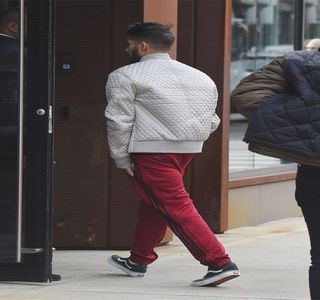— Încordarea mușchilor său se petrec, pe lângă aerul fierbinte eliberând concomitent cu; aceasta diverse sunete demonstrative: gemete. Ulterior, când spatele și-l îndreaptă (fără a încetini totuși cursul ager al penetrării respective), creând astfel distanță între corpurile lor, palmele s
