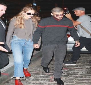 — Căruia îi atribuie același tratament; dar tratament ce totodată plusează ritmurile; penetrării anterior încetinite. În cele din urmă, sfârșește actul de la nivelul pieptului acesteia, urcând din nou prin săruturi lente până ce gura lui revine în dreptul urechii blondinei. Un geamăt
