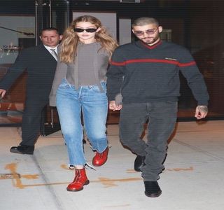 — Palmele care anterior sfârșiseră peste talia ei urcă până ce, fără a ține cont, prinde sânii; acesteia cu tot cu materialul sutienului, pe care începe totodată să-i strângă sub forma unor masări.
