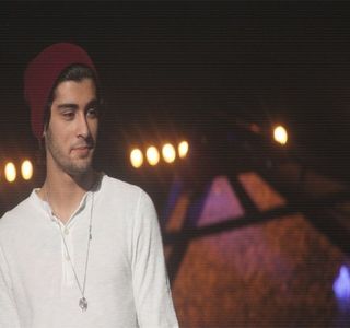 — Apoi, chiar după ce sărutul lor se destramă, îl surprinde, fapt pentru care gura sa preia; forma unui rânjet inevitabil. Chiar ș-așa, scapă deloc intenționat un sunet profitabil, dovedit de fapt de preluarea controlului actului de către blondină. Din pur instinct, privirea lui fuge asupra o
