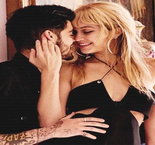 ━ Din urmă la atingerea orgasmului, corpul său cedând stimulilor, precum şi presiunii; generate de către ritmul propus de către iubitul său, ducând-o astfel spre finalizare.
