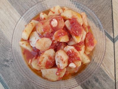 Cartofi cu usturoi si rosii la cuptor