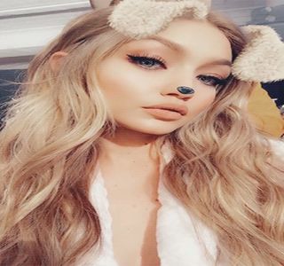 ━ Apariţia celor doi fusese o adevărată surpriză pentru Josephine, lucru sesizat chiar şi; de către aceasta, atât prin expresia sa facială, precum şi datorită intervenţiei sale viitoare, cea prin care îşi anunţă discret plecarea, stopată fiind ulterior de către iubitul său. Desigur,
