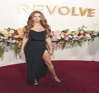 — Nimic, ci doar să se ajute dibace de mâini, cât pentru a-i îndepărta câţiva cm jeansii; purtaţi, astfel încât să iasă la iveală materialul boxerilor, care, amuzant sau nu, erau şi ei uzi. Înainte de a progresa către activitatea în sine, se întinde din nou câţiva cm către chipul său, şi
