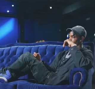— Acţiunile ulterior se petrec parcă pe repede înainte căci într-o clipă se trezeşte cu acum; actuala sa iubită în genunchi în faţa sa. Desigur, anticipa cu uşurinţă ceea ce avea să se petreacă şi doar gândul care-i zbura asupra acestui fapt îi acorda o stare tipică, satisfacţia
