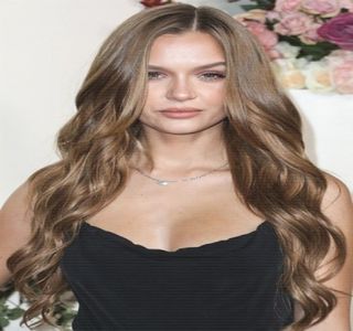 —  Desigur că, în tot acest timp nu-i acordă nici cea mai mică atenţie vizuală, căci, deşi era; dezinhibată în general în pat, nu era postura în care ar fi vrut să fie analizată, nici măcar de către el, care o vizualizase până atunci în orice poziţie, respectiv unghi.
