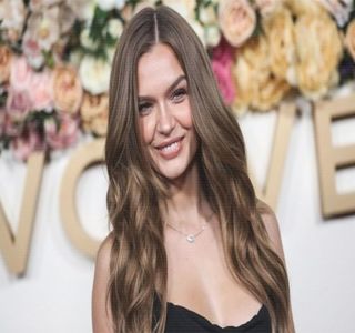 — Proces, venind din partea ei, desigur; chiar şi aşa, lucrurile decurg astfel alte câteva secunde; bune, până ce, din pricina ritmului alert impus oarecum şi de către Travis, dar şi a faptului că îl cuprinde în întregime de câteva ori, destul de brusc, buzele îi eliberează definitiv membrul,
