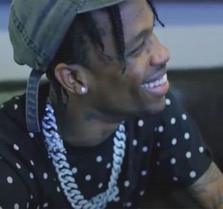 — Palmele lui traversează concomitent talia acesteia, cât şi spatele ei acoperit încă de acel; material al rochiei, perioadă în care-şi concentrează atenţia asupra imaginii sale frontale, respectiv întreg corpul ei. Replica ei, mai mult sub forma unei constatări, îi provoacă automat un
