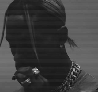 — Fiecare dată când aproximativ întreaga lui lungime întâlneşte interiorul zonei intime al; iubitei sale, rosteşte: „Nu vrei să ne mutăm în spate?” printre câteva respiraţii greoaie şi căldura ce parcă-i acaparase întregul corp.
