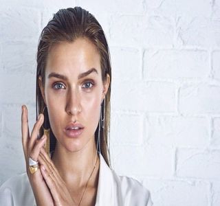 — Bestialitate după bunul plac al brunetului, îşi simte treptat corpul cum intră într-o stare; specifică de euforie, imediat ce penetrarea este din nou reluată, de data aceasta parcă şi mai intensă. Inevitabil, ochii li se întâlnesc, tocmai de aceea, persistă în susţinerea privirii acestuia,
