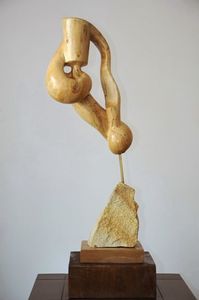 9.SCULPTOR; lemn de măr + piatră/alama   70 cm
