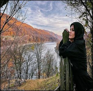 — Trage de gluga hanoracului și o pune în cap, așezând părul sub ea, apoi scoate caștile; din buzunarul pantalonilor și conectează telefonul la ele, punând muzică, pentru a nu mai auzi nimic altceva și pentru a fuma țigara prinsă în gândurile ei. La un moment dat, lasă un oftat să-i scape.
