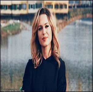 — Oprește muzica din căști pentru că aproape uitase de asta, fiind o melodie mult prea; lină ca o deranjeze acum. Drege vocea și vorbește mai tare de această dată. ❝Nimeni, nimeni, doar nu voiam să.. deranjez prea tare recitalul.❞
