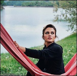— Ridică sprâncenele când aude de vreme și își freacă brațele, pentru a susține; ceea ce urma să spună. ❝S-a răcit destul de tare, cam foartee tare. Pentru că e târziu.❞ Surâde slab și dă gluga jos, aranjând câtuși de puțin părul, cu fața spre vitrina de sticlă.
