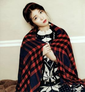 -HQ-2016-IU-Calendar-Scans-by-IUmushimushi-iu-39202554-2000-2141