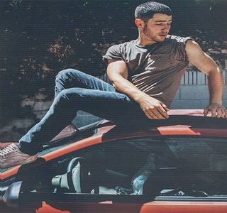 — Amuze, lucru dovedit şi prin micul zâmbet înlănţuit pe buze. „Eşti parcă mai drăguţă când; încerci să pari amuzantă. Păcat că nu-ţi iese şi cum trebuie.” Strâmbă intenţionat din nas concomitent cu schimbarea poziţiei; spatele rezemându-şi-l acum de speteaza scaunului.
