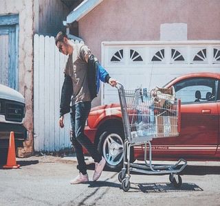 — Palmelor şi le împleteşte între ele. „Reign e cu bona lui la un magazin de jucării de prin; împrejurimi. Ar trebui să se întoarcă în orice moment. Dar până atunci...presupun că m-am pricopsit din nou cu tine.” Ideea şi-o termină astfel printr-un zâmbet parcă şiret.
