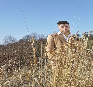 — Din cauza amuzamentului impus de unul singur, în urma unui mic râset, acelaşi zâmbet; parcă deja tipic îi împânzeşte forma buzelor. „Tu? Cu Dacre cum mai eşti? I-am citit numele într-un articol de curând, a câştigat nu ştiu ce campionat cu echipa lui. Transmite-i
