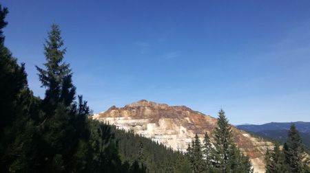 ; Cariera de sul văzută de pe traseul spre Șaua Nicovală
