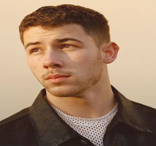 — Intereseze măcar puţin de mama fiului meu, pentru că sincer să fiu, chiar m-am săturat; să-l aud de fiecare dată pe Reign întrebându-mă de ce nu putem să locuim împreună ca o „familie normală”..” îşi stopează ideea pentru a produce cu ajutorul degetelor în aer ghilimele
