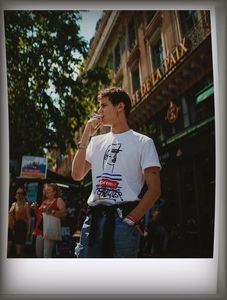 ˓0̣3̣ʳᵈ Ɲ̞.˒ Arón Piper smoking his heart out dans la ville de lʼamour.