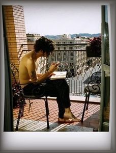 ˓0̣4̣ᵗʰ Ɲ̞.˒ Matty Healy cracking the books open about le jeu de tarot.