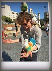˓0̣9̣ᵗʰ Ɲ̞.˒ Charlie Heaton making some winged friends down the Avenue des Champs-Élysées.