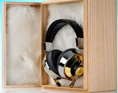 Travis Scott received these Sonorius X headphones from Aron Piper.