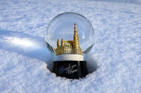 Bella received the snow globe he carefully chose when the gang went to the Xmas market, from Gizi.