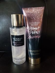 Chendi received a set of glittery body water and body cream so she can be and smell tempting for you; know who, from Ester.
