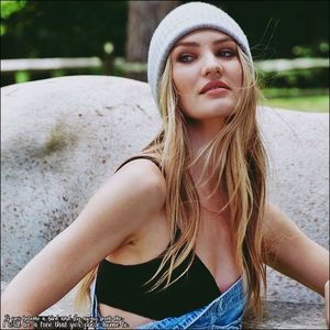 ☇.ᵗʰᵉ̣ṃ̣ẹ̣ṛ̣ṃ̣ạ̣ịḍ❀ƨɘilɟ.ϟ;. încăpere, fără a părea să-i observe. În tot acest timp, privirea; fu țintuită către dânsa, dar pentru a i se adresa băiatului, revine asupra lui. "Nu era vorba de o cină? Unde e toată lumea?!"
