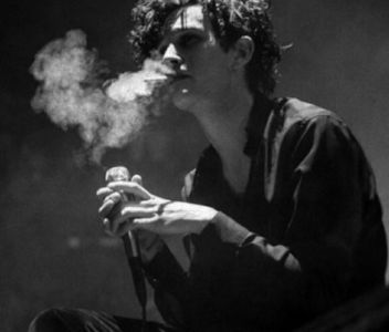 ⊺ⱶ∙ⱻ⃞¹⁹⁷⁵∕▪‧.; lumânări aprinse o decora festiv, alături de alte decorațiuni cu globuri, conuri; și crenguțe de brad care nu făceau decât să împovăreze suprafața.  El își ocupă semeț locul din capul mesei și așteaptă, în poziție de rugăciune, să se arate oaspeții.
