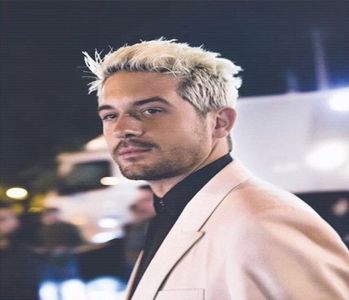 ̷͡︽.　· Surprinzător, somnul lui Gerald este unul lung.. și profund. Asemenea unui urs. De fapt, în; retrospectivă, i se întâmplă des iarna.. bine, deci oficial și în mod absolut empiric: e un urs. Însă.. ceva îi tulburase somnul aproape veșnic! Sticla. Sticla. Nu. Mai. Era. Acolo. Singurul lucru car
