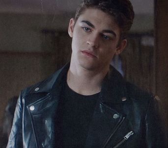 থৣĦғᴛ؟ℬᵉ̶̶ᵃ̶̶ᵘ̶̶ℛᵉ̶ᵍ̶ᵃ̶ʳ̶ᵈ͠ ༈٫ Se frânse dintr-o dată. Tot învălmășagul de vorbe și purtări șchioape; îi împovărară accesul la dama sa blondă, iar un singur verdict se mai căznea în picioare: Împricinat, îi ocoli privirea. Din inima lui se alungaseră bucuria, satisfacţia stridentă, drapelele şi
