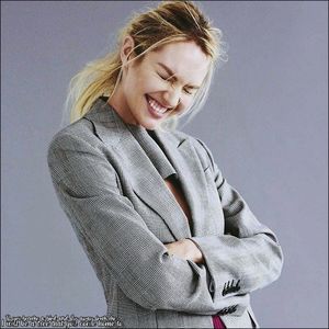 ☇.ᵗʰᵉ̣ṃ̣ẹ̣ṛ̣ṃ̣ạ̣ịḍ❀ƨɘilɟ.ϟ;. Sigur mâna lui Meti e la mijloc! Însă, rugăciunea nu fu; rostită, deci plasează bolul înapoi pe masă și, insistent, îl privește pe prietenul ei cel creț.
