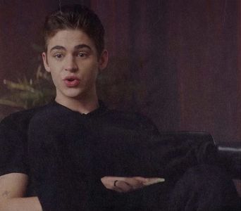 থৣĦғᴛ؟ℬᵉ̶̶ᵃ̶̶ᵘ̶̶ℛᵉ̶ᵍ̶ᵃ̶ʳ̶ᵈ͠ ༈٫ ,De ce naiba…’ se întrebă, frământând nervos cocoloşul de ceară,; ,Mi se-ntâmplă mie toate astea?!’ Pufni surd; îi întrecu crestele neghiobia din această pătăranie. Cum picase tocmai el în plasa bucătarului, din tot acest lanț de pretendenți?!  Îi venea greu să-şi
