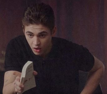 থৣĦғᴛ؟ℬᵉ̶̶ᵃ̶̶ᵘ̶̶ℛᵉ̶ᵍ̶ᵃ̶ʳ̶ᵈ͠ ༈٫ ridice ochii. Un foșnet de cașmir alineat pe satinul cuverturii mesei; plutea în liniștea încăperii. Mașinal, agăță mâneca inculpatei. Nu putea îngădui degustarea mâncării topsicate de dușman! Îi aprecie gestul printr-o pendulare orizontală, și se restitui liminar.
