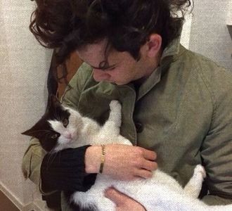 ⊺ⱶ∙ⱻ⃞¹⁹⁷⁵∕▪‧.; din apropiere. Coboară cu degetele paharul amețitului, fără să-l; privească: “Păstrează-te și pentru Paște, fiule.”
