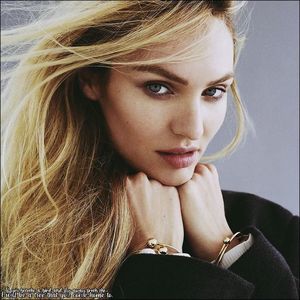 ☇.ᵗʰᵉ̣ṃ̣ẹ̣ṛ̣ṃ̣ạ̣ịḍ❀ƨɘilɟ.ϟ;. Meti dă voce gândurilor sale, și decide să nu consume nimic; până când inculpatul nu confesează greutățile ce-l apasă pe suflet! Pentru a-l consola, își plasează palma peste a lui, zâmbindu-i înduioșător.
