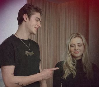 থৣĦғᴛ؟ℬᵉ̶̶ᵃ̶̶ᵘ̶̶ℛᵉ̶ᵍ̶ᵃ̶ʳ̶ᵈ͠ ༈٫ Începu a inventaria ornamentația festivă: perdeaua, căminul, tablou; -rile, pendulul cu muzică. Era un ins de interior şi-i plăcea, când deschidea ochii, să se lase desfătată de luciul catifelat al mobilei, de prospeţimea unei acuarele sau de strălucirea serviciului de
