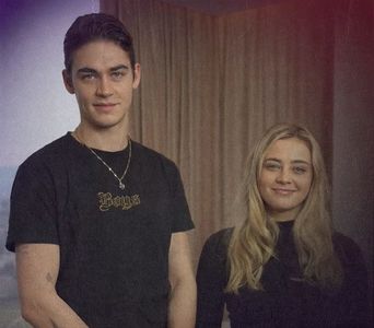 থৣĦғᴛ؟ℬᵉ̶̶ᵃ̶̶ᵘ̶̶ℛᵉ̶ᵍ̶ᵃ̶ʳ̶ᵈ͠ ༈٫ veselă, pregătit anume pe masă pentru a primi dimineaţa tot soarele; pe rotunjimile de argint. Această desfășurare îl calmă, iar acea mână contribui cu îndestulare la dispoziția sa. Triumfă acum printr-un zâmbet clădit inițial. „Bigotule, poți începe cuvântarea!”
