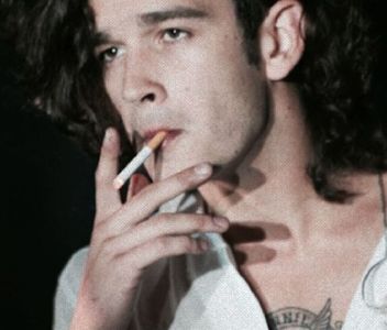 ⊺ⱶ∙ⱻ⃞¹⁹⁷⁵∕▪‧.; Se liniștise; atmosfera se astâmpără, mai că aude un cor de îngeri; colindând la geamurile împietrite Carol of the Bells. Îi prinde de -o mână pe cei ce stau alături, anume G. și Candy, și își unește pleoapele. Urmează rugăciunea; intră într-o transă cuvioasă și
