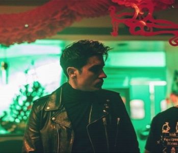 ̷͡︽.　· Își arcuiește o sprânceană când aude numele Bellei părăsindu-i buzele. "Vezi ce spui..", rost; în secundele următoare, ducându-și paharul cu prosecco la gură, într-un fel să își mascheze ieșirea impulsivă: nu voia că noul discipol al lui Iisus să își bage nasul unde nu îi fierbe oala. Îi oferă 
