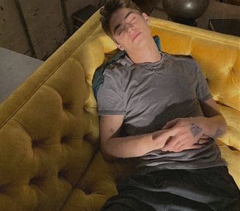 থৣĦғᴛ؟ℬᵉ̶̶ᵃ̶̶ᵘ̶̶ℛᵉ̶ᵍ̶ᵃ̶ʳ̶ᵈ͠ ༈٫ Iritat, își azvârli capul pe spate. Mâinile-i se crispează şi se rela; -xează în funcție de oscilațiile gândului. „Oh, fiți serioși, am răspuns doar la o întrebare! Nu-mi părea una retorică. Și totuși…” Își acordă acele cugete cu propriul portret. „Nici eu nu țin! Doar
